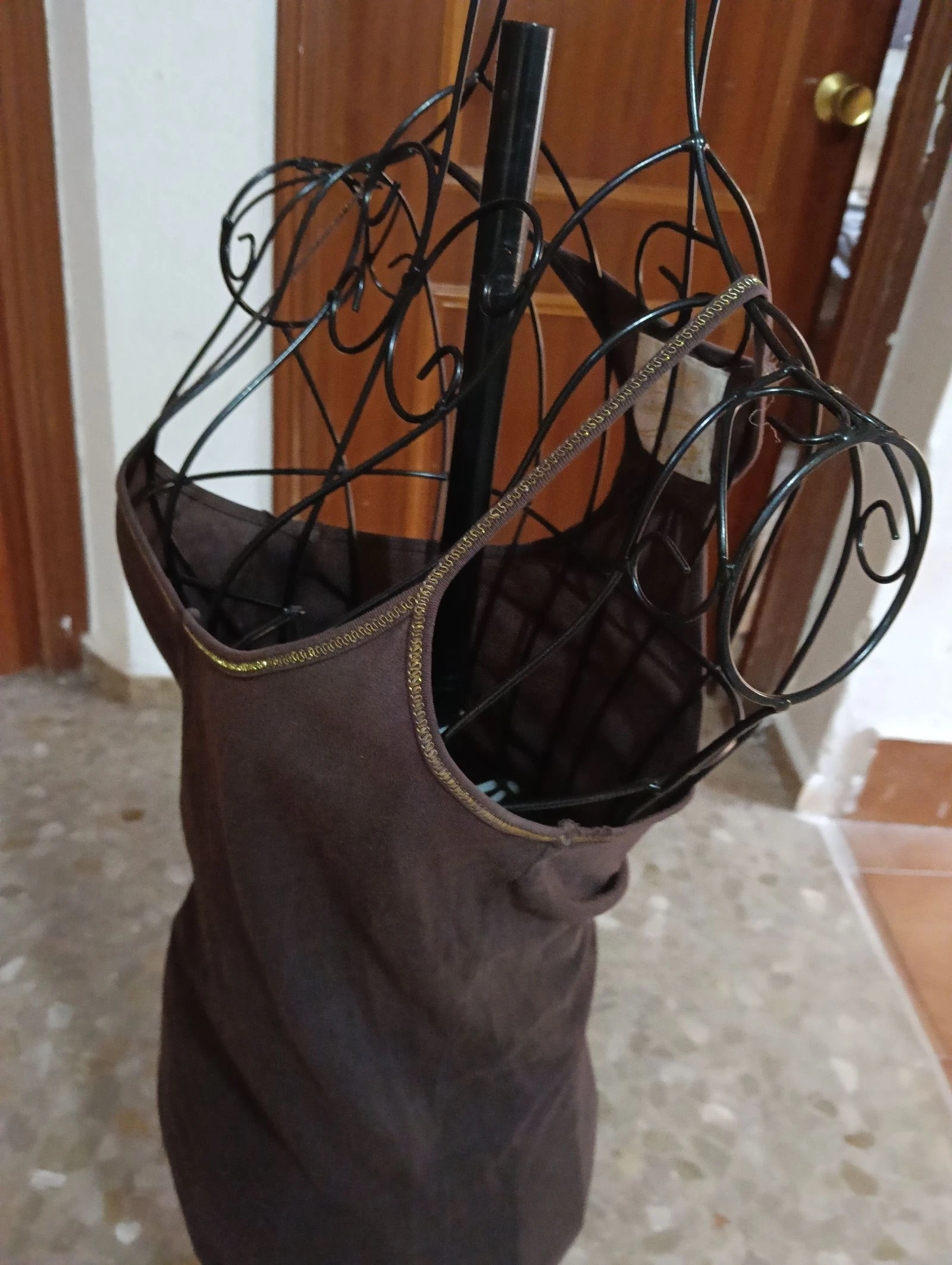Mok met fijne bandjes, in chocoladebruin, gouden decoratieve rand, en zwemrug – photo 13